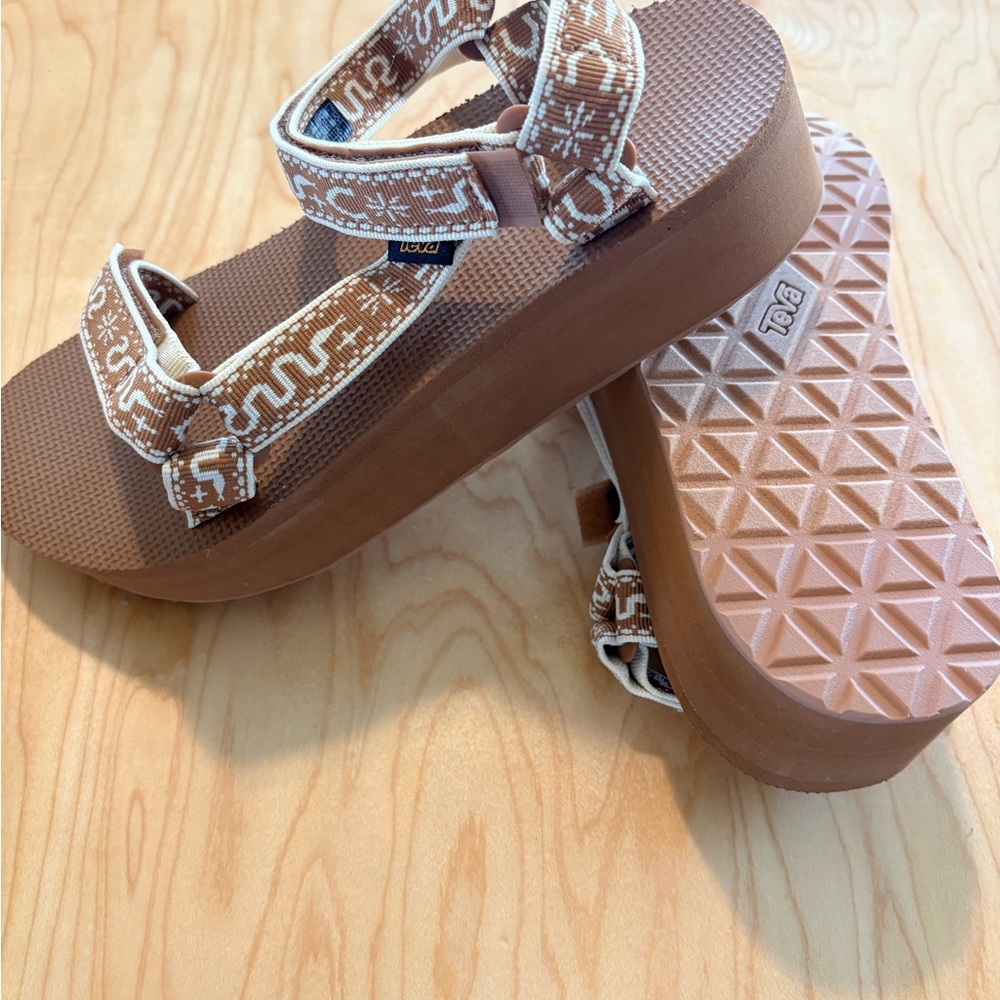 Teva Brown & Cream Patterned Platform Sandals NWT - image 2